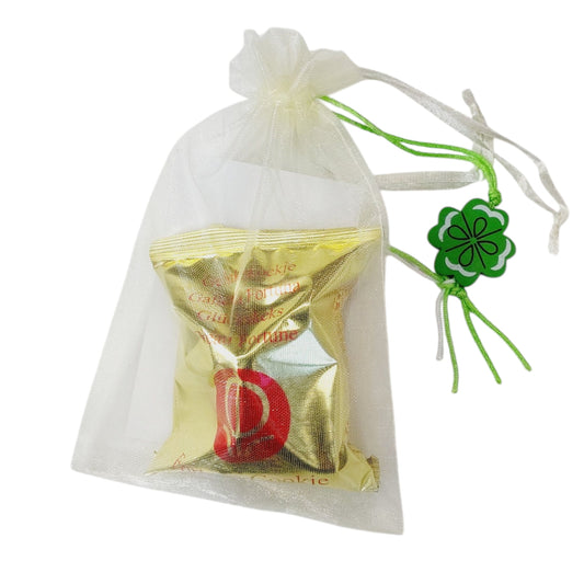 Gelukszakje met een gelukskoekje en een klavertje vier