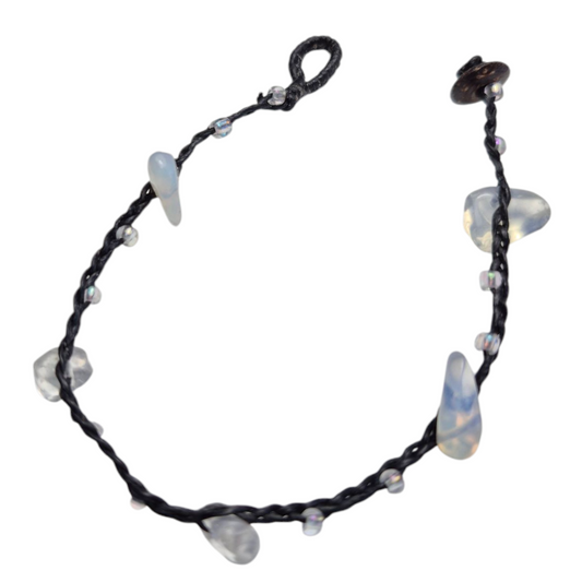 Touwarmbandje met opaliet steentjes