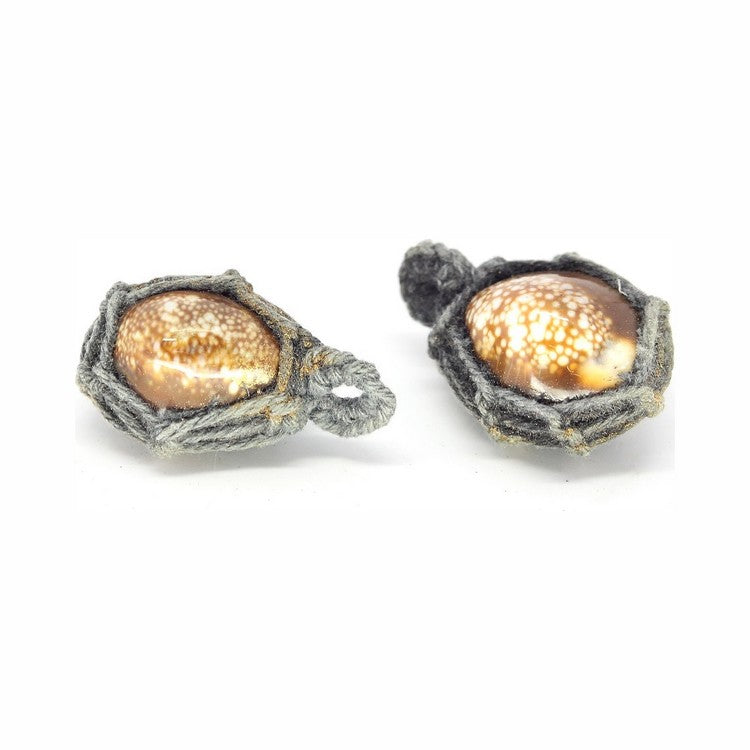 Schelp amuletje uit Thailand aan touwhangertje