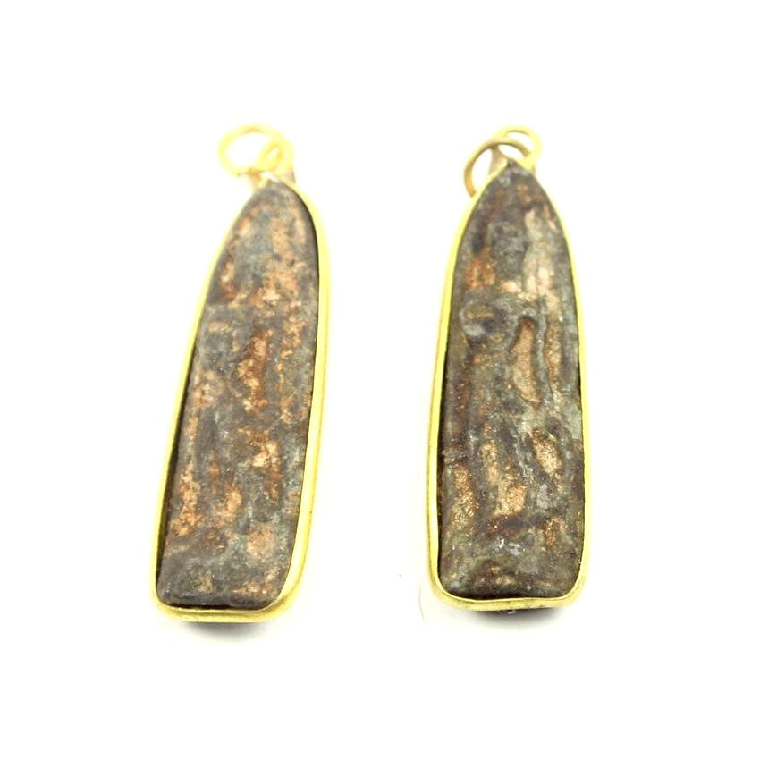 Zandsteen amulet in koperkleurige houder