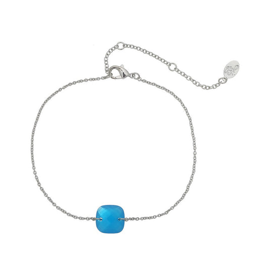 Fijn armbandje met een klein blauw vierkant steentje