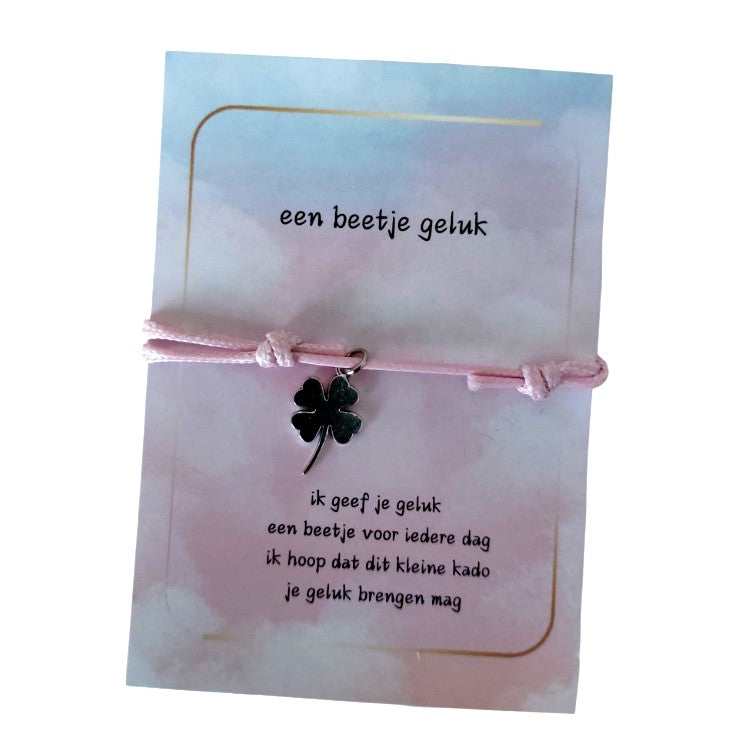 Gelukskaartje met een geluksarmbandje klavertje 4