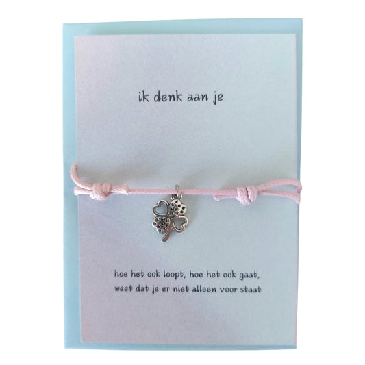 Kaartje ik denk aan je met hartjes armbandje