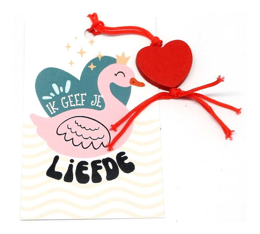 Kaartje 'ik geef je liefde' met hartje hangertje