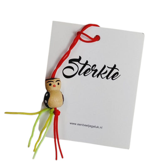 Kaartje sterkte met gelukspoppetje