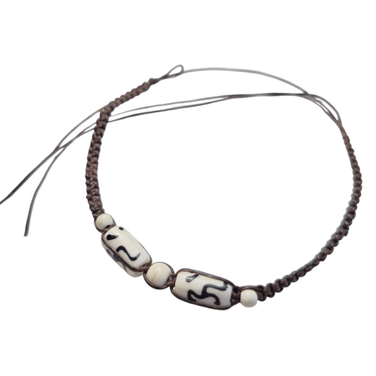 Armbandje met 2 witte stenen kralen