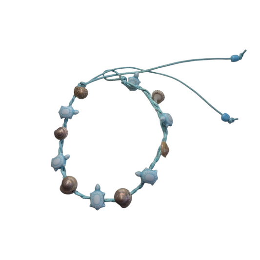 Lichtblauw armbandje met schildpadjes en schelpjes