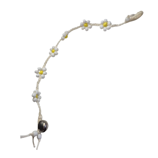 Armbandje met witte bloemetjes