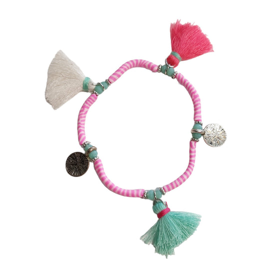 Vrolijk roze armbandje met kwastjes