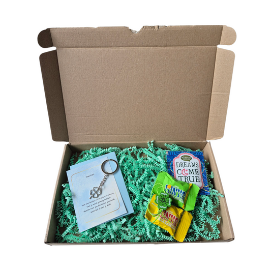 Brievenbus cadeautje succes met sleutelhanger thee en chocola