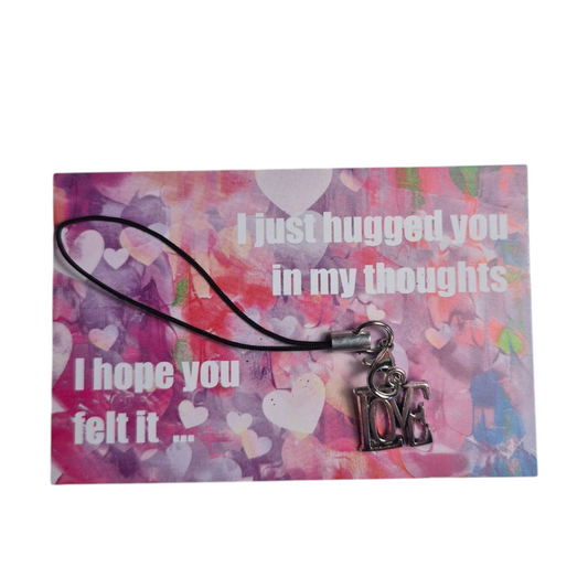 Kaartje 'I just hugged you in my thoughts' met bedeltje love