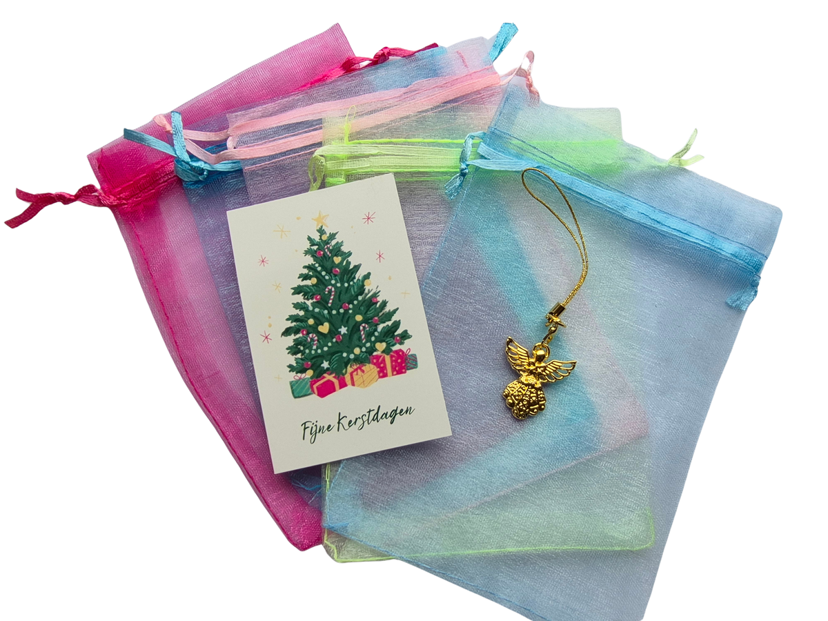 Kerstkaartje met gouden engeltje met kadozakje