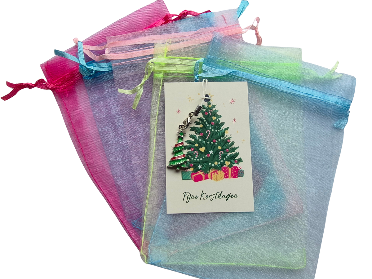 Kerstkaartje met kerstboom en kadozakje