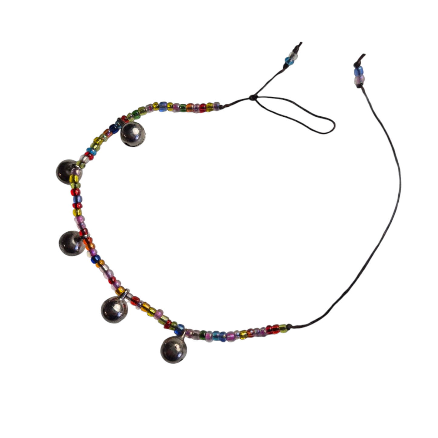 Armbandje met gekleurde kraaltjes en belletjes