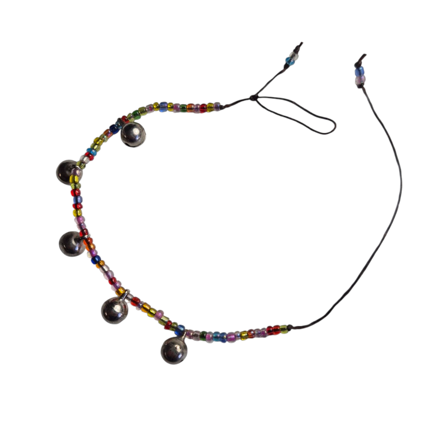 Armbandje met gekleurde kraaltjes en belletjes