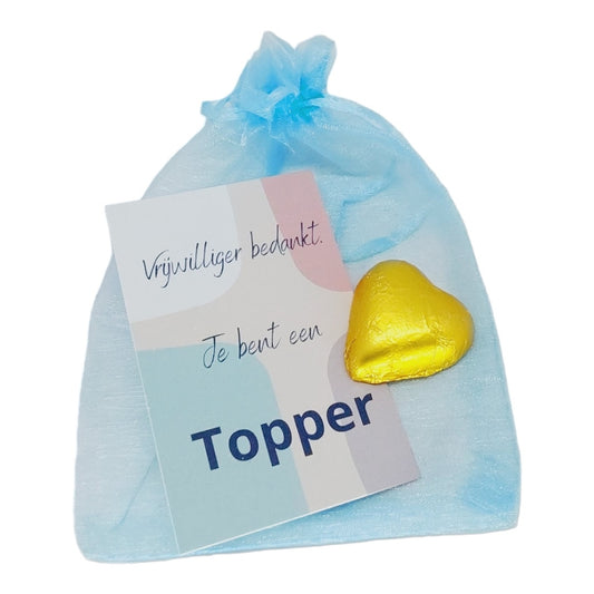 Zakje vrijwilliger bedankt met chocolade hartje