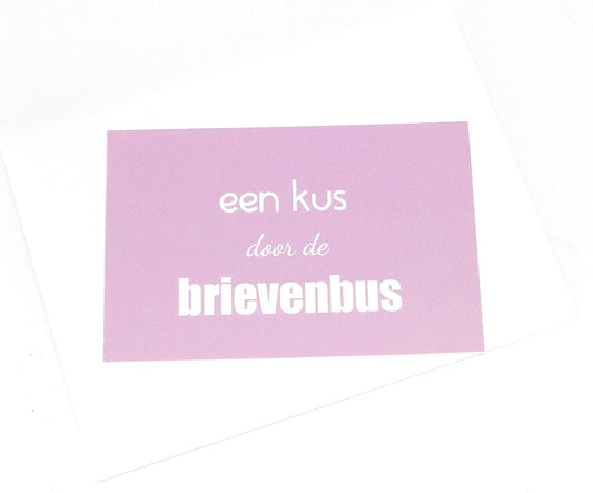 Klein kaartje 'een kus door de brievenbus' met de envelop