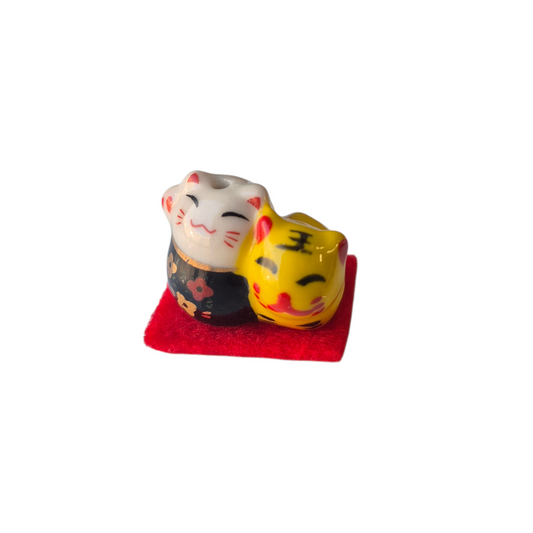 Miniatuur Japans geluksbeeldje; maneki neko en daruma