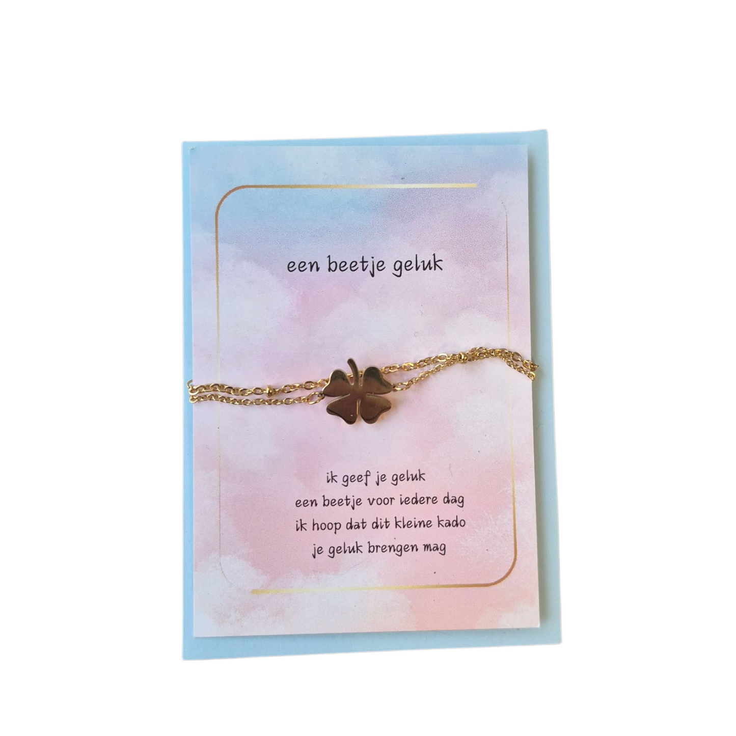 Kadootje met een klavertje vier armbandje in envelopje